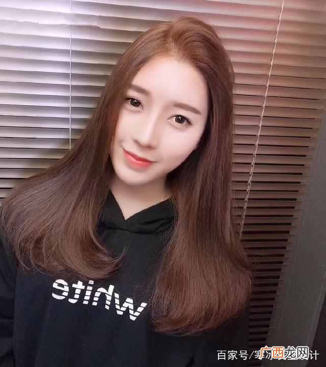 皮肤偏黄头发染什么颜色显白显年轻（几个让你