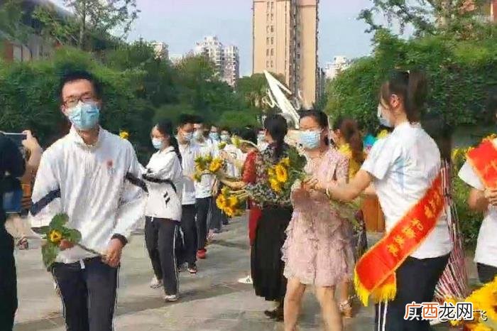 武汉一中不一样成人礼 孩子成人礼送什么花合适