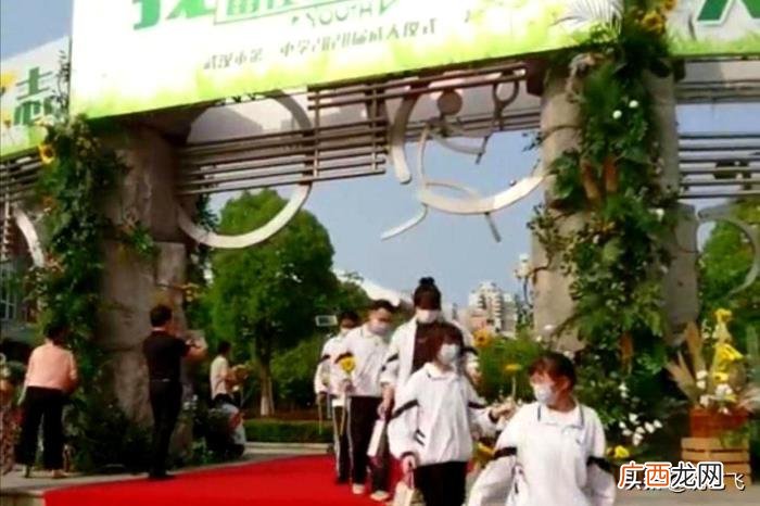 武汉一中不一样成人礼 孩子成人礼送什么花合适