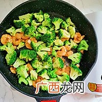 有一种爱妻行动，就是做道她最爱吃的“西兰花炒虾仁”
