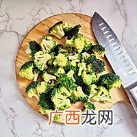 有一种爱妻行动，就是做道她最爱吃的“西兰花炒虾仁”