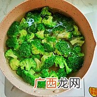 有一种爱妻行动，就是做道她最爱吃的“西兰花炒虾仁”