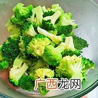 有一种爱妻行动，就是做道她最爱吃的“西兰花炒虾仁”
