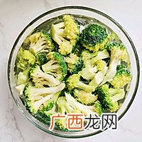 有一种爱妻行动，就是做道她最爱吃的“西兰花炒虾仁”