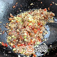 亲自下厨给妻子做她爱吃的鱼香茄子,爱她,就要伺候好她的胃