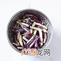 亲自下厨给妻子做她爱吃的鱼香茄子,爱她,就要伺候好她的胃