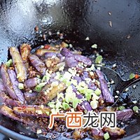 亲自下厨给妻子做她爱吃的鱼香茄子,爱她,就要伺候好她的胃