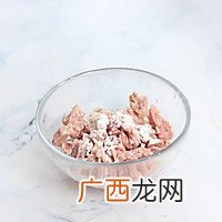 亲自下厨给妻子做她爱吃的鱼香茄子,爱她,就要伺候好她的胃