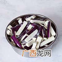 亲自下厨给妻子做她爱吃的鱼香茄子,爱她,就要伺候好她的胃