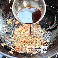 亲自下厨给妻子做她爱吃的鱼香茄子,爱她,就要伺候好她的胃