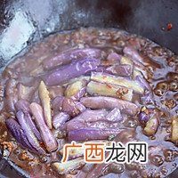 亲自下厨给妻子做她爱吃的鱼香茄子,爱她,就要伺候好她的胃
