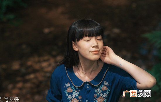 擦水和乳液用手好还是化妆棉好 建议用化妆棉涂抹乳液
