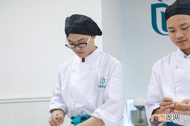 蛋糕学徒每天做什么,在蛋糕店当学徒能学到东西吗