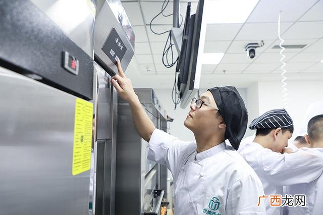 蛋糕学徒每天做什么,在蛋糕店当学徒能学到东西吗