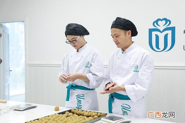 蛋糕学徒每天做什么,在蛋糕店当学徒能学到东西吗
