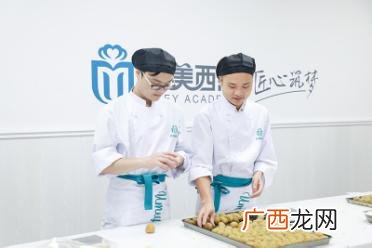 蛋糕学徒每天做什么,在蛋糕店当学徒能学到东西吗