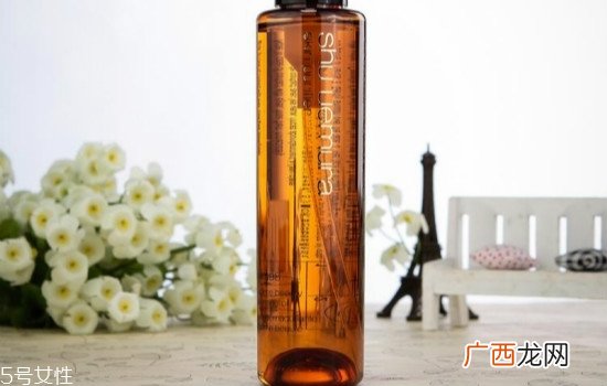 干皮肤用什么保湿最好 护理干性皮肤的特别点