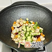 爱老婆首先就是要为她下厨，做了老婆最爱吃的宫保鸡丁，总吃不腻