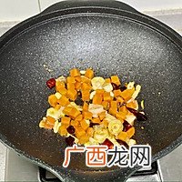 爱老婆首先就是要为她下厨，做了老婆最爱吃的宫保鸡丁，总吃不腻