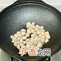 爱老婆首先就是要为她下厨，做了老婆最爱吃的宫保鸡丁，总吃不腻