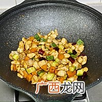 爱老婆首先就是要为她下厨，做了老婆最爱吃的宫保鸡丁，总吃不腻