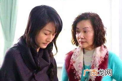 从娘家回来没带礼物被数落没礼数。儿媳说出实情,婆婆当众被打脸