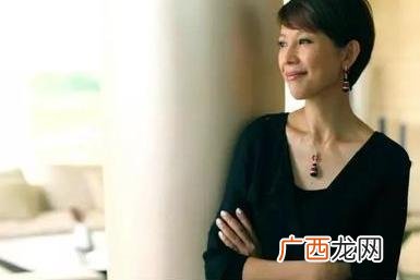 从娘家回来没带礼物被数落没礼数。儿媳说出实情,婆婆当众被打脸