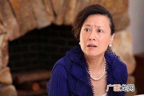 从娘家回来没带礼物被数落没礼数。儿媳说出实情,婆婆当众被打脸