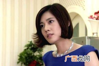从娘家回来没带礼物被数落没礼数。儿媳说出实情,婆婆当众被打脸