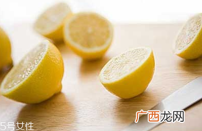 柠檬汁可以去黑头吗 柠檬汁不可以直接敷脸