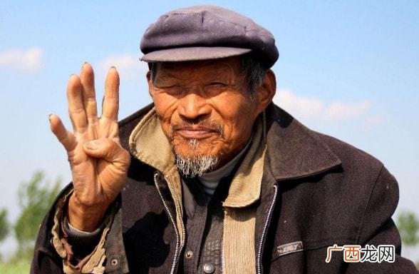 下葬时窜出条蛇，吃掉以后发生怪事，一位半百老人出面才安然无恙