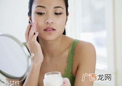 保湿面霜和乳液的区别 合适的护肤品很重要