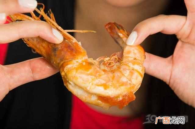 吃海鲜喝什么酒好一点（海鲜配酒小心引发痛风