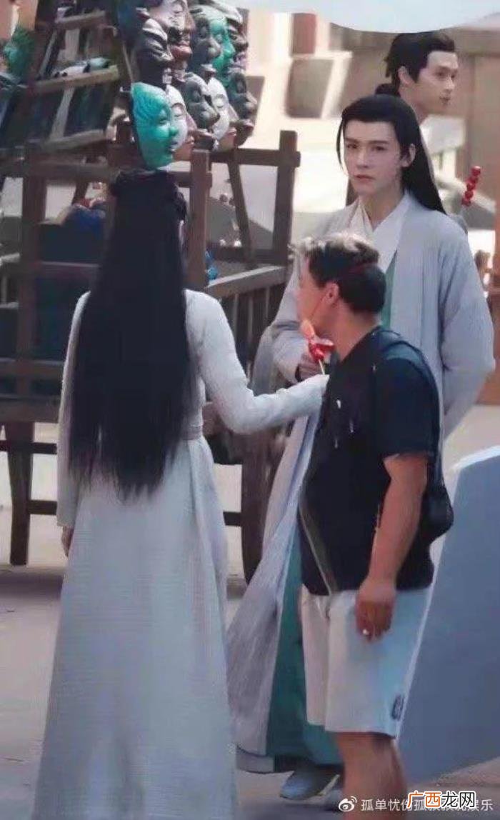 迪丽热巴刘宇宁，迪丽热巴捏龚俊脸蛋搂肩刘宇宁