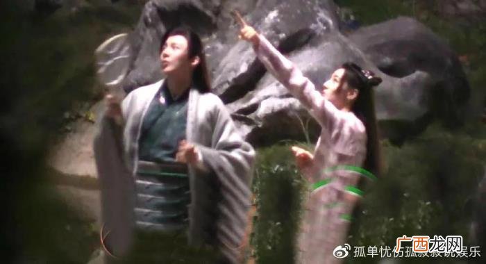 迪丽热巴刘宇宁，迪丽热巴捏龚俊脸蛋搂肩刘宇宁