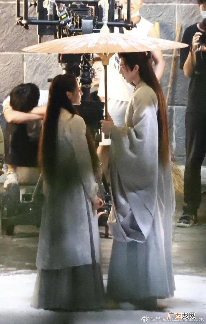 迪丽热巴刘宇宁，迪丽热巴捏龚俊脸蛋搂肩刘宇宁