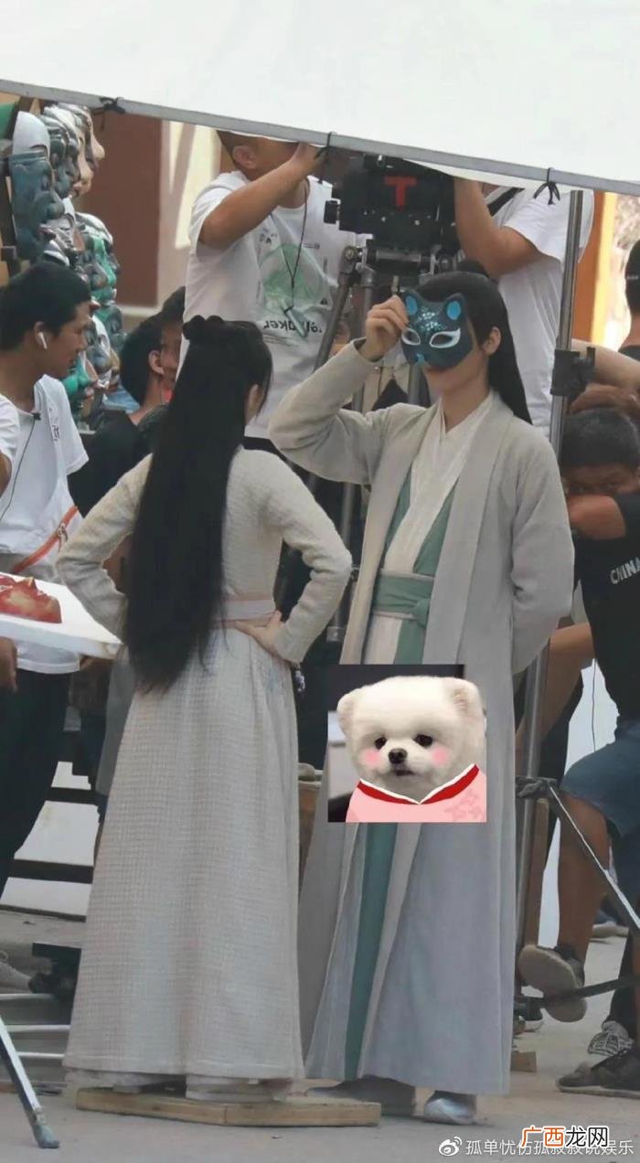 迪丽热巴刘宇宁，迪丽热巴捏龚俊脸蛋搂肩刘宇宁