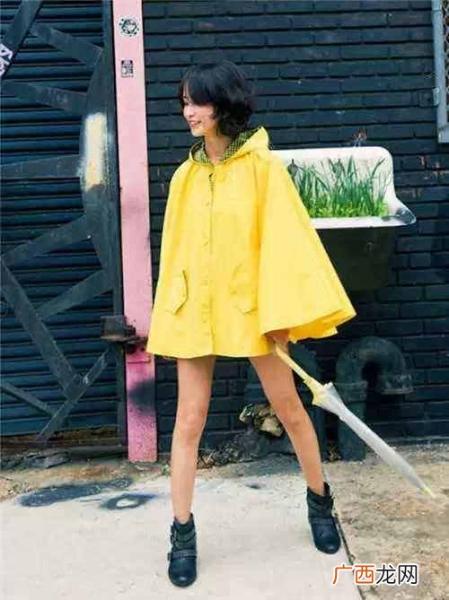 女生22度下雨天穿什么衣服（杨幂教你雨天穿什么