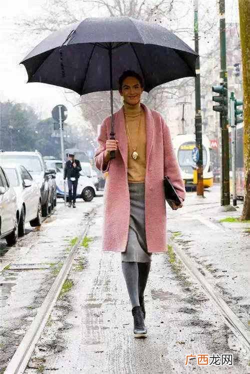 女生22度下雨天穿什么衣服（杨幂教你雨天穿什么