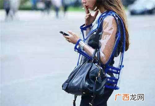 女生22度下雨天穿什么衣服（杨幂教你雨天穿什么