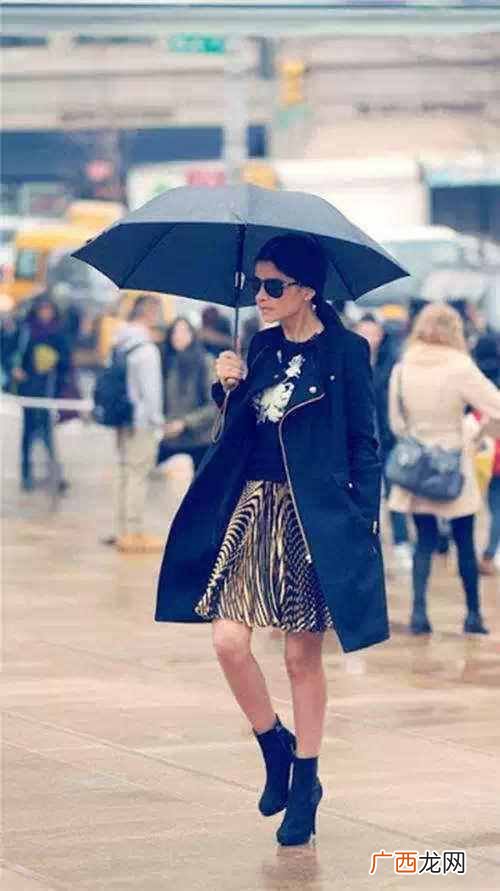 女生22度下雨天穿什么衣服（杨幂教你雨天穿什么