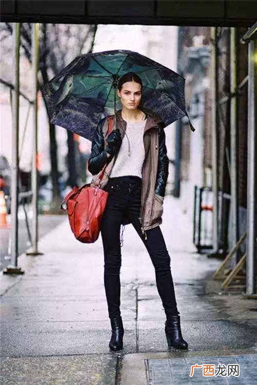 女生22度下雨天穿什么衣服（杨幂教你雨天穿什么