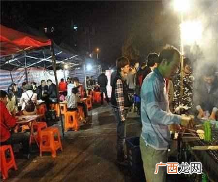 大学女生摆夜摊卖什么好（新手小白摆摊卖什么