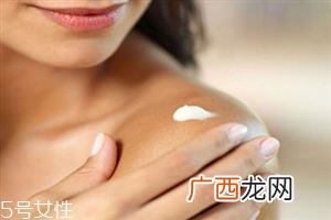 身体乳怎么涂后背 洗澡后用身体乳效果最好