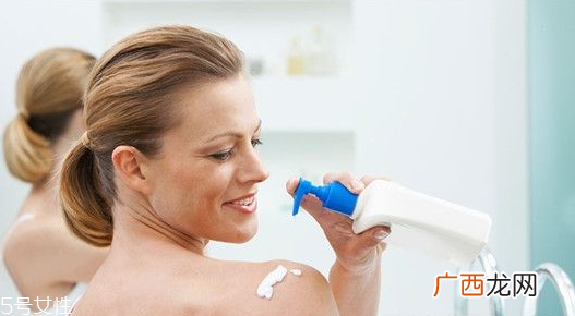 身体乳怎么涂后背 洗澡后用身体乳效果最好
