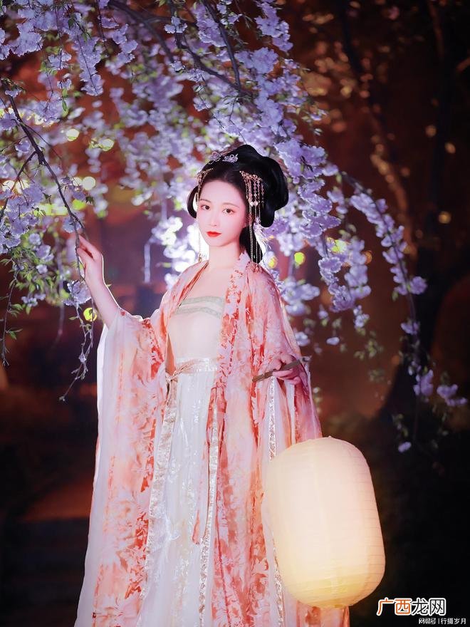 舞尽三千水袖，倩影谁怜？