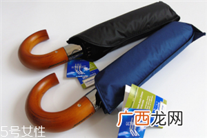 遮阳伞的选择标准 有黑胶涂层的防晒效果更好