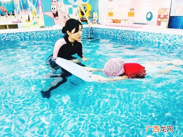 婴儿游泳馆活动图片 婴儿游泳馆洗澡多少钱