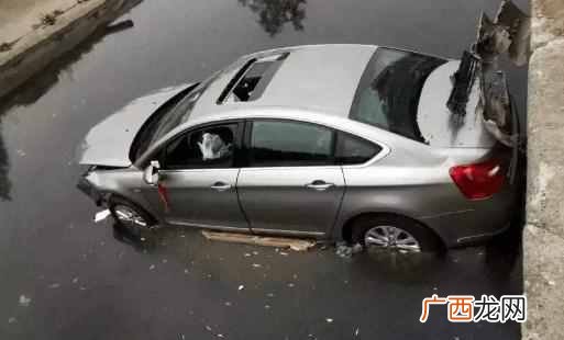 教你逃生的这3个方法 车掉水里贝爷怎么逃生