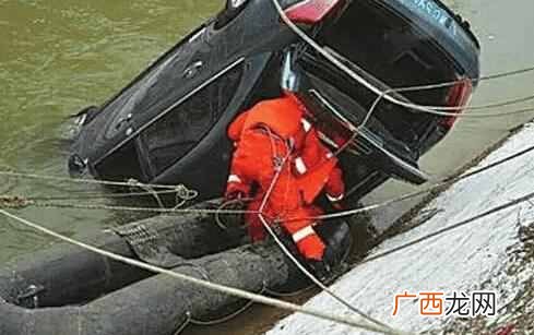 教你逃生的这3个方法 车掉水里贝爷怎么逃生